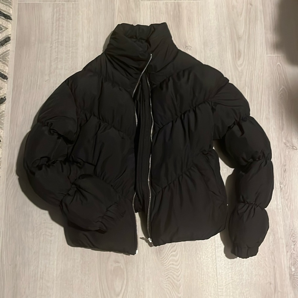 Women’s puffer jacket size small - color black